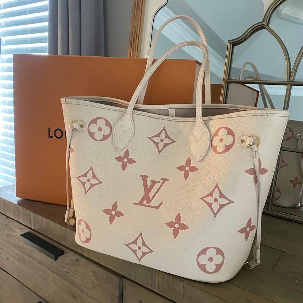 *Limited Edition* Louis Vuitton Neverfull MM
M21579 - Picture 5 of 17